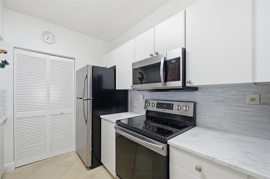 Building Photo - 3020 NE 32nd Ave