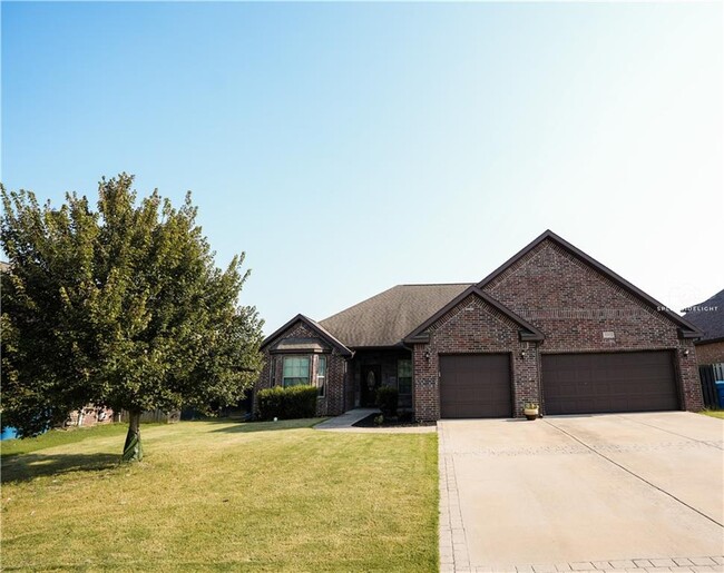 Building Photo - 2501 SW Tupelo Ave
