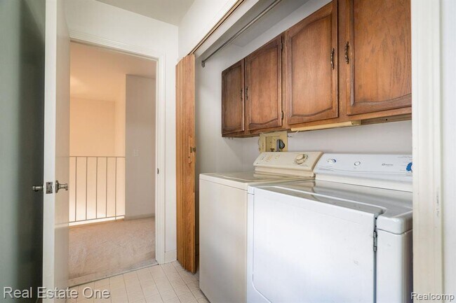 Building Photo - 1237 Oakwood Ct