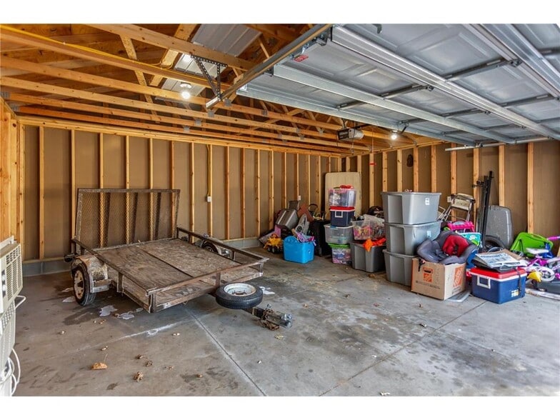 Building Photo - 203 Annapolis St W