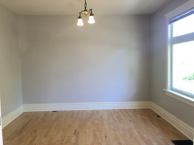 Building Photo - CHARMING 2 BED 1 BATH CAPITAL HILL HOUSE I...