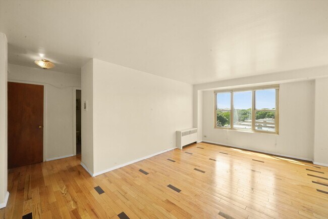 Building Photo - 2610 W Balmoral Ave
