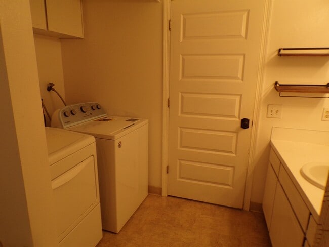 Building Photo - 11865 SW Ebberts Ct