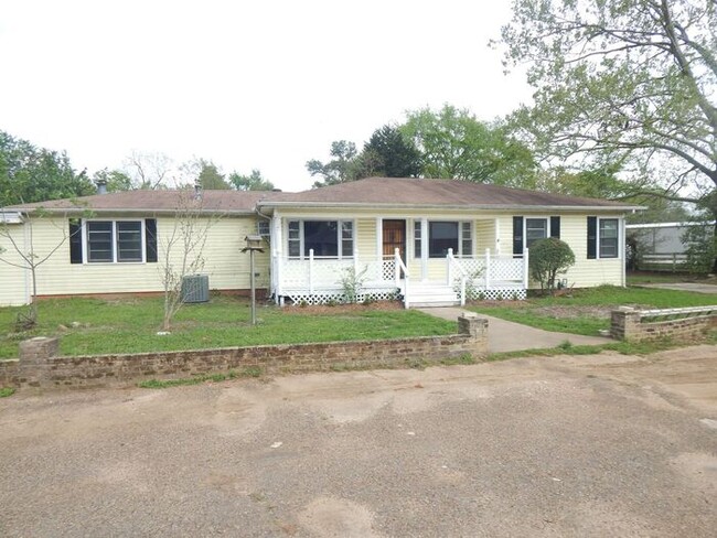 Primary Photo - Spacious 3 Bedroom, 2 Bath Home in Flint!