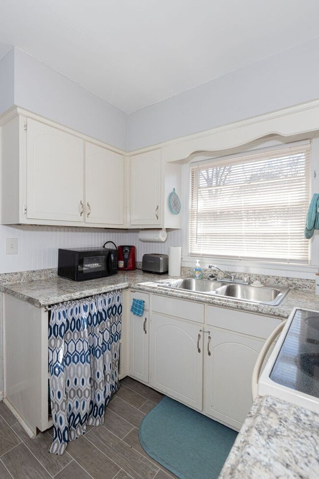 Building Photo - Drop a pin! Check out this new rental!