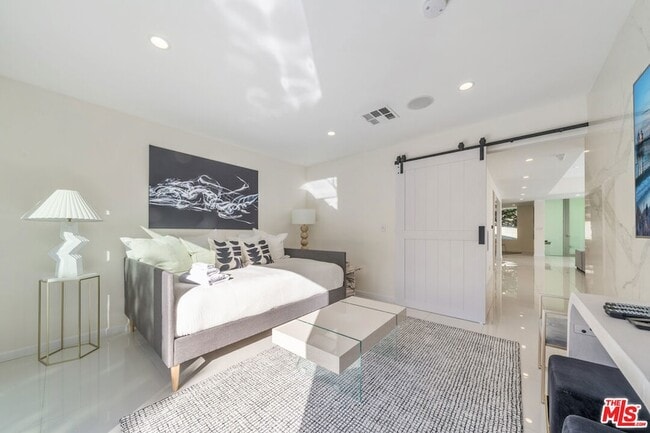 Building Photo - 1040 Montego Dr