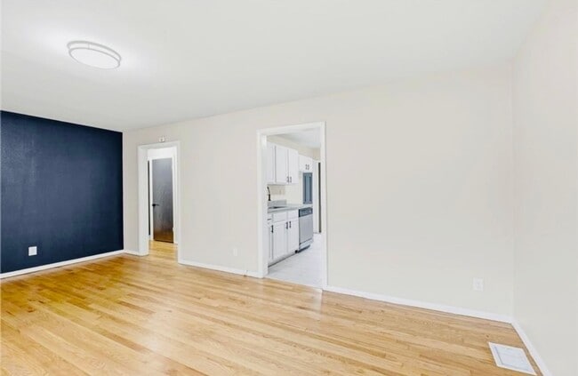 Building Photo - Stunning 3 bed 1 bath Ranch House