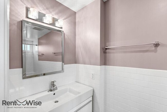 Building Photo - 1120 Oakwood Dr