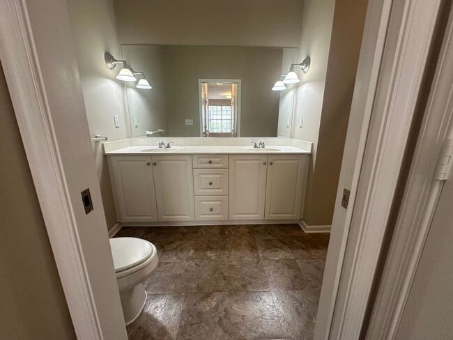 Building Photo - Beautiful townhouse style condo in Ridgely Manor - App Pending!