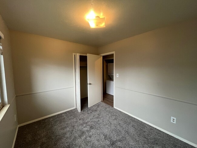 Building Photo - 3 bed 2 bath townhouse - Great Location