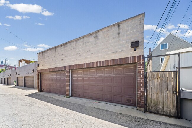 Building Photo - 831 N Paulina St