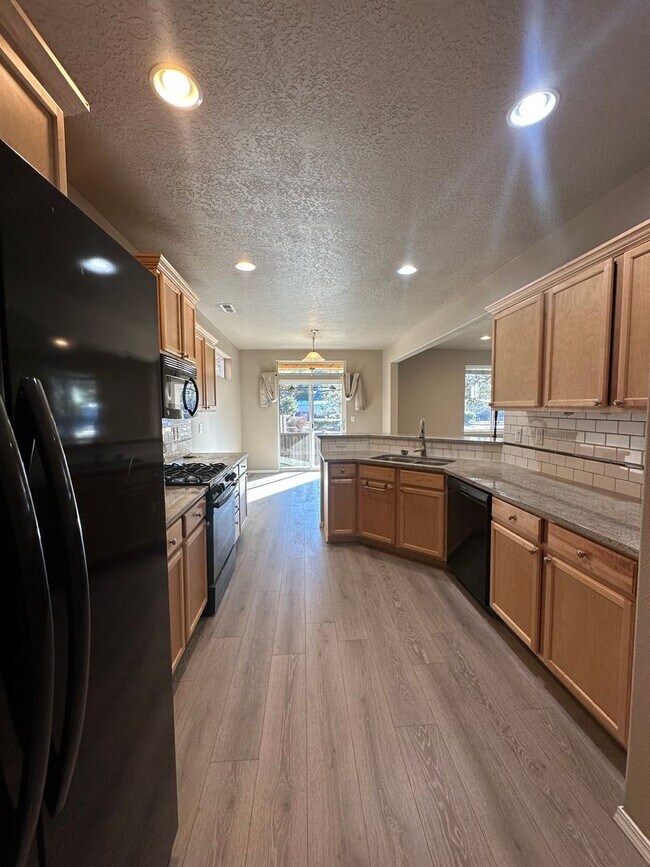 Building Photo - Comfortable Bend Living – 3 Bedroom Home with Spacious Bonus Room!