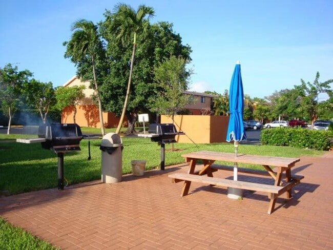 Building Photo - 1br /1bath Spacious Condo With Den - Boca Raton!  ** Water & Cable Included ** Available NOW **