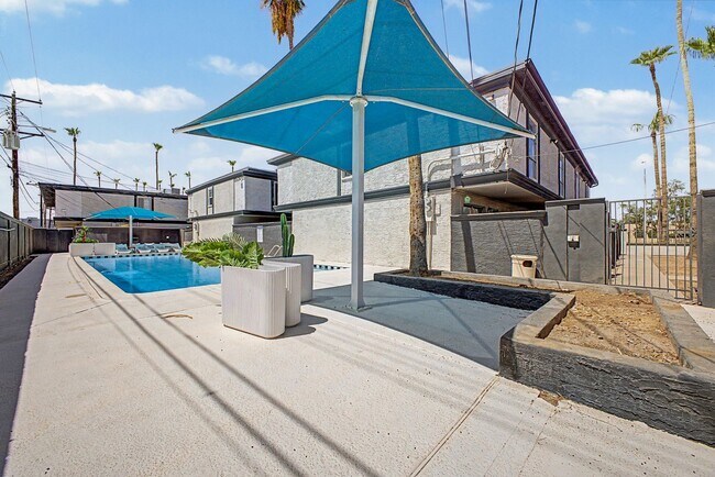 Building Photo - Gorgeous 2 Bed + Bonus Room | Large Private Yards | Resort Pool | 8 Weeks Free Rent!