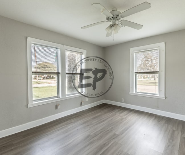 Building Photo - 911 E Craven Ave