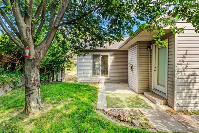 Building Photo - 3 bedroom home with fenced yard and garage...