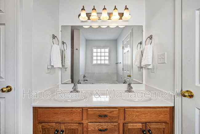 Building Photo - 674 Superior Ln