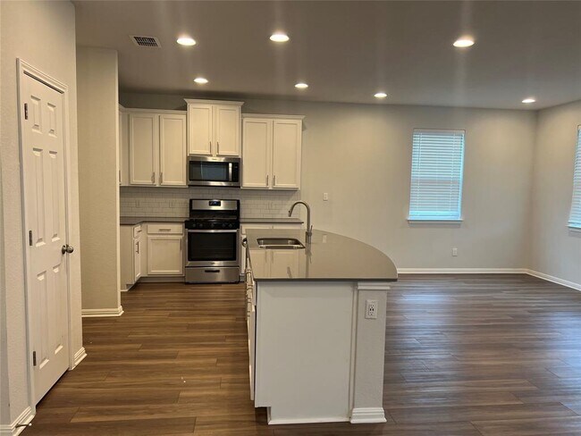 Building Photo - 3201 College Park Dr