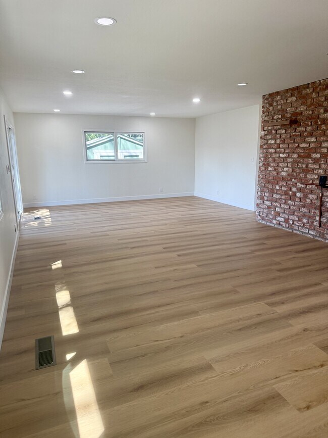 Building Photo - 359 Polk Way