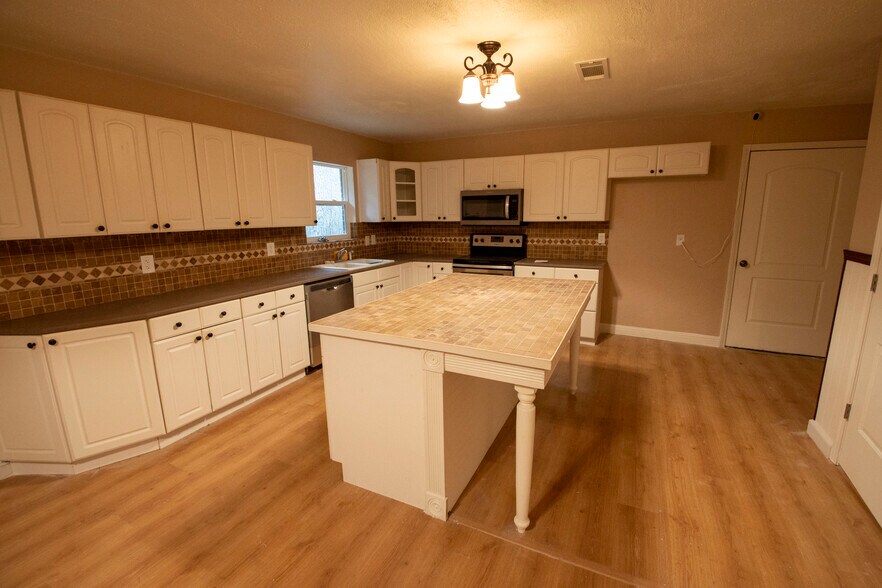 Building Photo - 831 Devon Drive