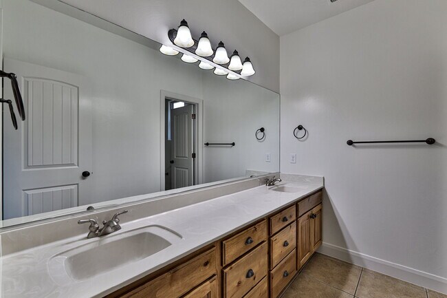 Building Photo - 2478 E Springs Dr