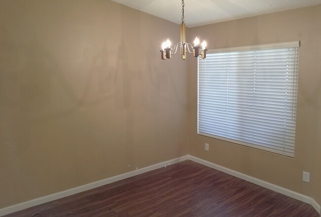 Building Photo - Upgraded Single Story 2bd, 1.5 ba, in Corona