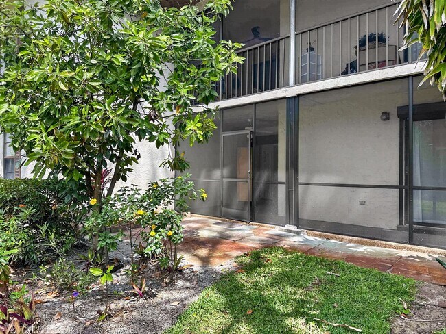 Building Photo - 2 bed 2 bath annual rental *** First floor condo *** Kings Lake Community