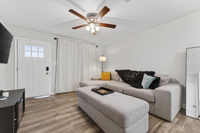 Building Photo - 409 Hillside Dr