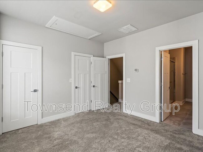 Building Photo - 2122 Bryant Park Dr