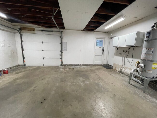 Building Photo - 3 Bedroom 2 Bathroom Home in Huntington Beach with Air Conditioning