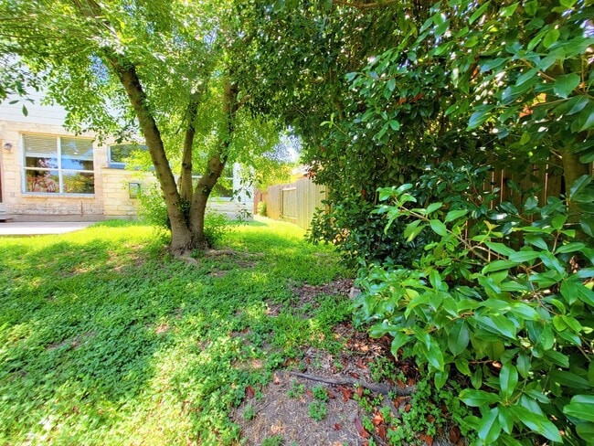 Building Photo - Large 4 Bed, 2.5 Bath Home Perfect for Com...