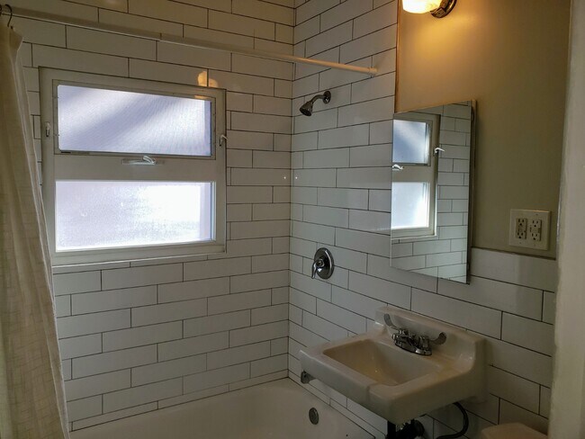 Building Photo - 723 E 3rd St