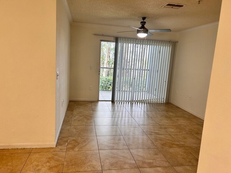Building Photo - 4240 Summer Landing Dr