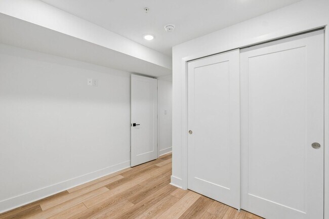 Building Photo - 1518 N Darien St