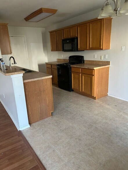 Building Photo - 476 Forest Ln