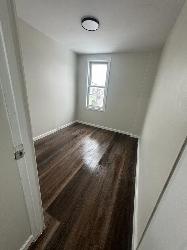 Building Photo - 4 bedroom 1 bath house with off street parking