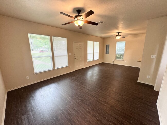 Building Photo - Updated 4 Bed 2.5 Bath Home - Close to TWU!
