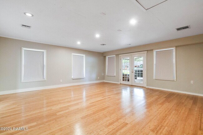Building Photo - 325 Alice Dr