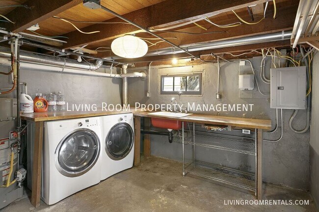 Building Photo - 1927 SE Spokane St