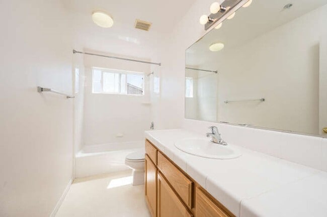Building Photo - Charming 3bd/2.5 bath Condo