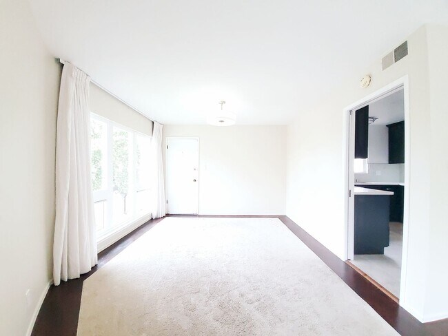 Building Photo - Lovely top floor condo unit; 2 bed/ 2 bath