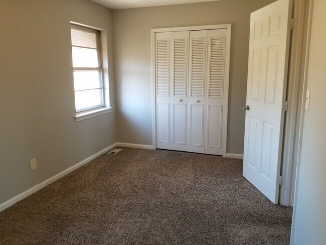 Building Photo - 2 bedroom, 1 bathroom town house located in the heart of Fern Creek