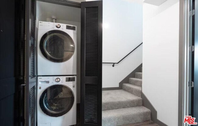 Building Photo - 552 N Hobart Blvd