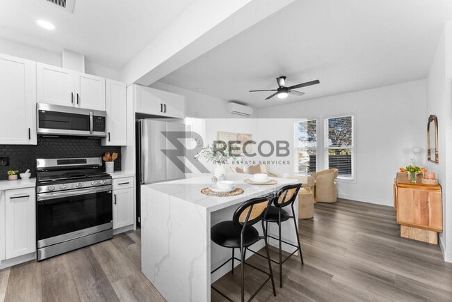 Building Photo - 832 Desty St