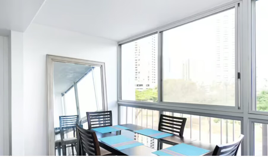 Large Windows - 2575 Kuhio Ave