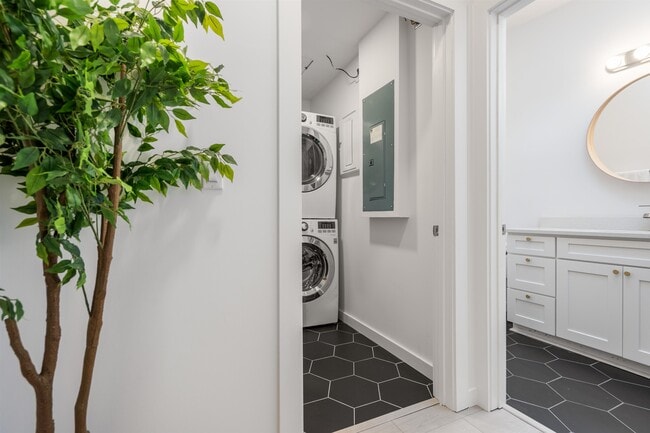 Building Photo - 793 Chapin St