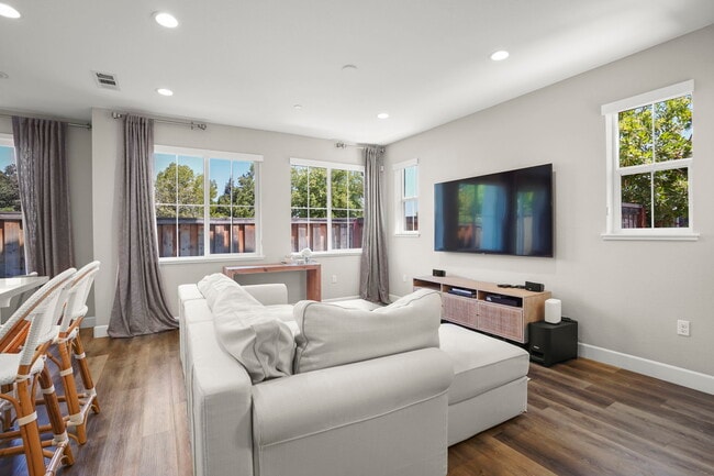 Building Photo - 3893 Villa Vista Pl