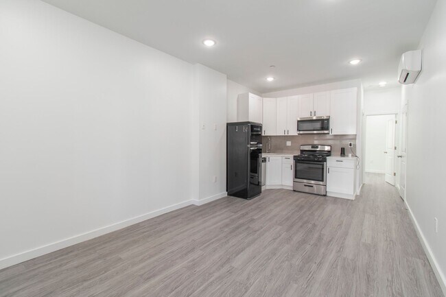 Building Photo - New! Renovated & Modern Apartment