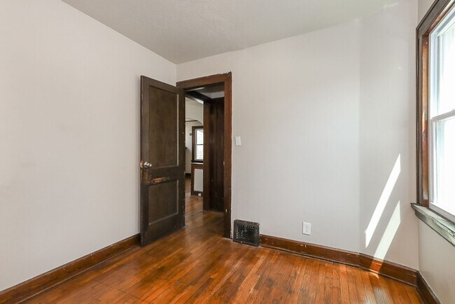 Building Photo - 2 Bedroom 1 bath Single Family Home