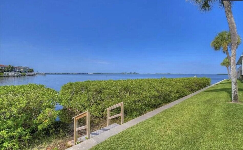 Building Photo - 8811 Bay Pointe Dr